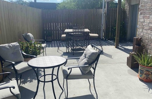 South Side House | Spacious Southside Home 1 King & 1 Queen bed!