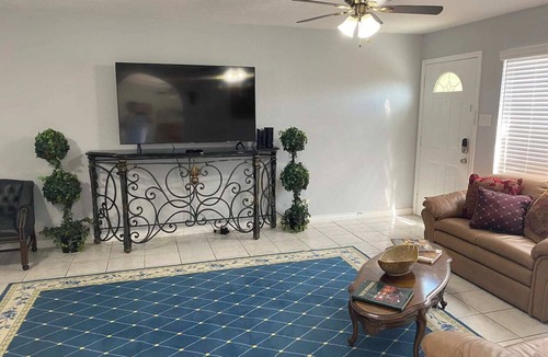 South Side House | Spacious Southside Home 1 King & 1 Queen bed!