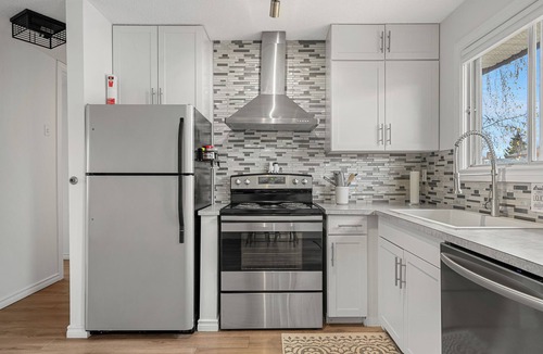 Cedarbrae House | Spacious Space, Sleeps 8, Close to Spruce Meadows