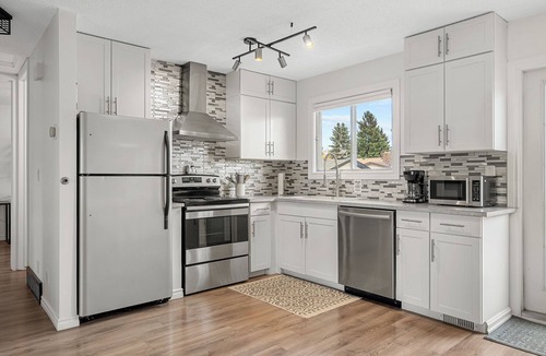 Cedarbrae House | Spacious Space, Sleeps 8, Close to Spruce Meadows