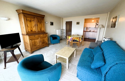 Les Sables d'Olonne Apartment | Spacious Studio with Sea View, Near Shops, and Direct Beach Access