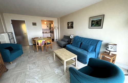 Les Sables d'Olonne Apartment | Spacious Studio with Sea View, Near Shops, and Direct Beach Access