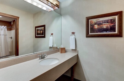 Johnston Hotel | Spacious Stay w/Pool and Hot tub Access | 0.5 mi to De Rice Asian Cuisine