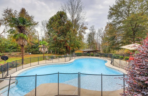 Stockbridge House | Spacious Stockbridge Manor: Pool Table, 2 Kitchens