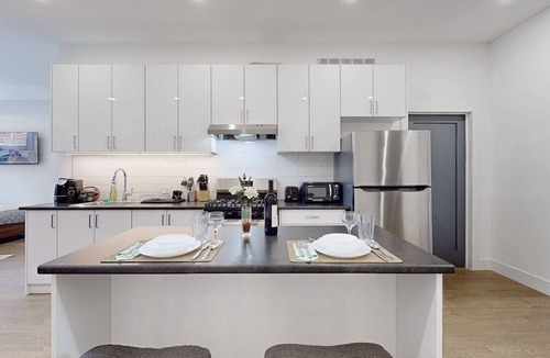 Alderwood Apartment | Spacious studio 15min to city center & Airport (FREE PARKING)