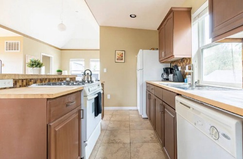 Southeast Magnolia Condo | Spacious Studio Apartment Minutes from Downtown, Private Parking