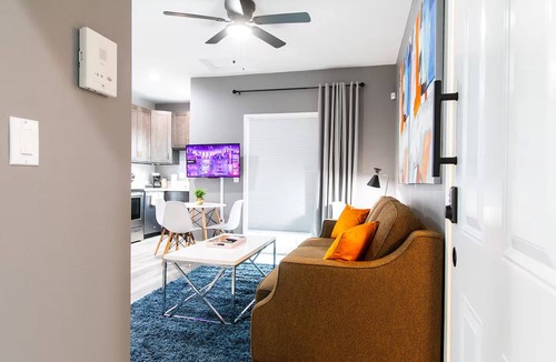 University Heights Apartment | Spacious Studio – Balcony, Desk, A/C & Kitchen