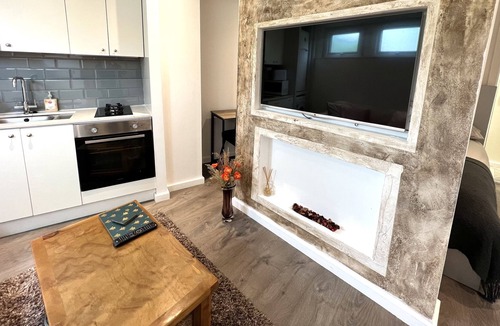 Downham Apartment | Spacious Studio Flat with Walk-in Shower