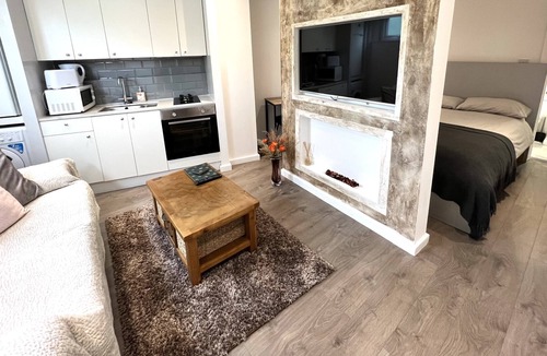 Downham Apartment | Spacious Studio Flat with Walk-in Shower