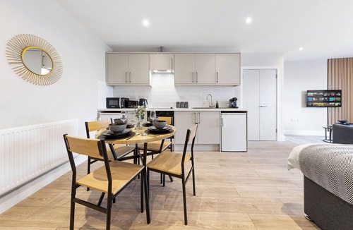 Southgate Green Apartment | Spacious Studio- 20min to Central London