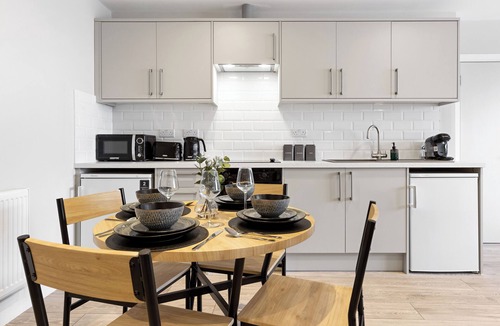 Southgate Green Apartment | Spacious Studio- 20min to Central London