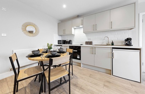 Southgate Green Apartment | Spacious Studio- 20min to Central London