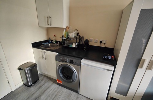 New Addington Apartment | Spacious studio in New Addington