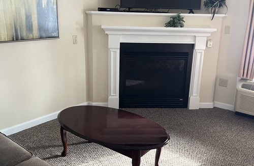 Bethel Apartment | Spacious studio in Bethel Inn with heated pool