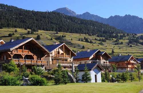 Montgenevre Apartment | Spacious studio near slopes, pets allowed and parking