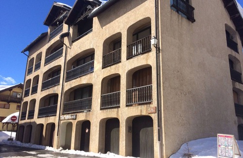 Montgenevre Apartment | Spacious studio near slopes, pets allowed and parking