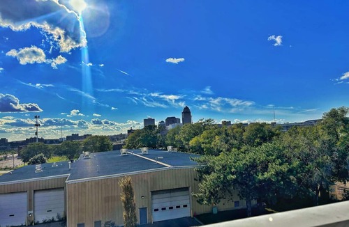 Downtown Des Moines Apartment | Spacious Studio Unit in Des Moines