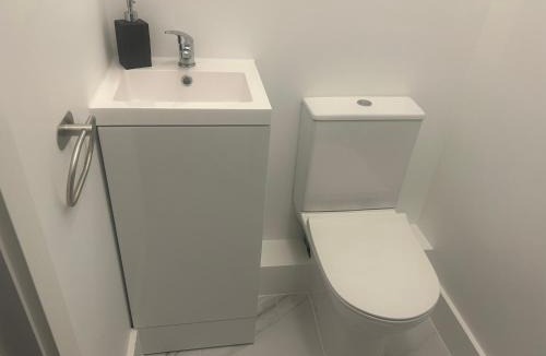 Bushey Apartment | Spacious studio with free EV recharge overnight