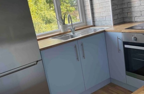 Gravesend Apartment | Spacious & Stylish 2 Storey, 3 Bed Apartment