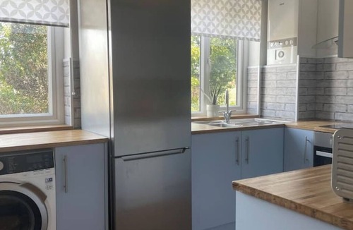 Gravesend Apartment | Spacious & Stylish 2 Storey, 3 Bed Apartment