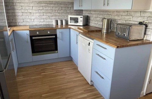 Gravesend Apartment | Spacious & Stylish 2 Storey, 3 Bed Apartment