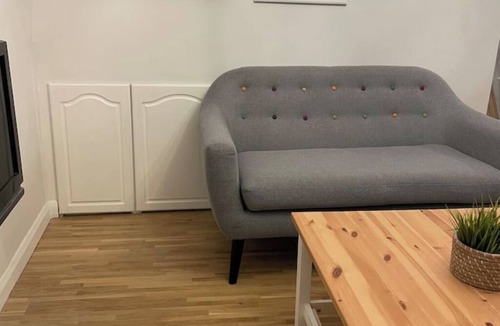 Gravesend Apartment | Spacious & Stylish 2 Storey, 3 Bed Apartment