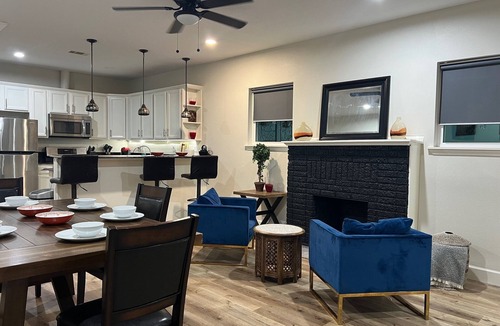 South Central Houston House | Spacious & Stylish 4-Bedroom Retreat Near Medical Center, NRG, Museum and Zoo