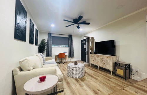 South Central Houston House | Spacious & Stylish 4-Bedroom Retreat Near Medical Center, NRG, Museum and Zoo