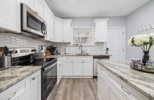 Elmhurst House | Spacious & Stylish 5 -bed 2 bath house in charming Providence, a block from PC