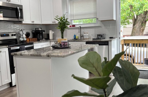 Elmhurst House | Spacious & Stylish 5 -bed 2 bath house in charming Providence, a block from PC