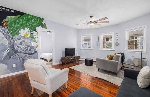 Elmhurst House | Spacious & Stylish 5 -bed 2 bath house in charming Providence, a block from PC