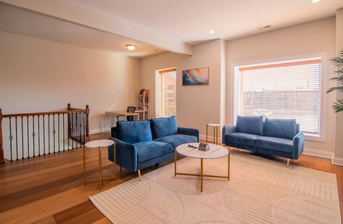 East Garfield Park Apartment | Spacious/Stylish Apt Near Med District/West Loop