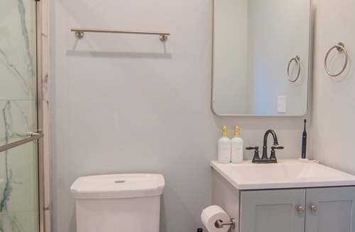 East Garfield Park Apartment | Spacious/Stylish Apt Near Med District/West Loop