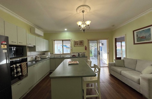 Tuncurry House | Spacious Stylish Coastal Escape