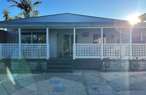Tuncurry House | Spacious Stylish Coastal Escape