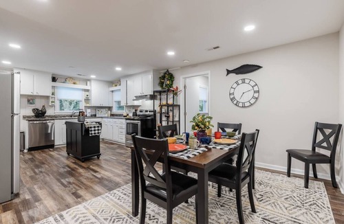 Landrum House | Spacious & Stylish ~ Near TIEC ~ Patio ~ Fire Pit!
