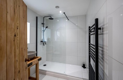 Kirriemuir House | Spacious & Stylish StoneHous Cottage