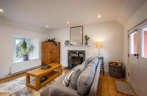 Kirriemuir House | Spacious & Stylish StoneHous Cottage