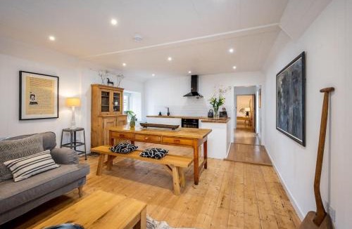 Kirriemuir House | Spacious & Stylish StoneHous Cottage