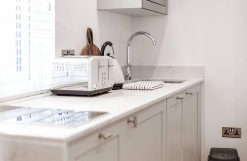 Hoylake Apartment | Spacious Stylish Studio, Hoylake