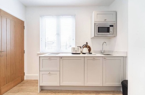 Hoylake Apartment | Spacious Stylish Studio, Hoylake