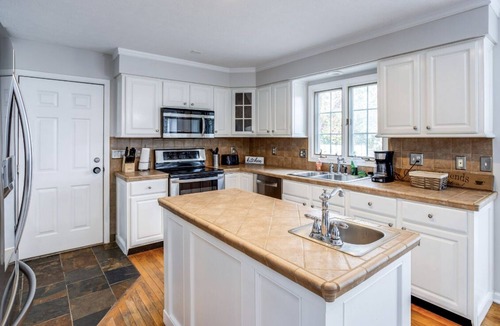 North Greece House | Spacious Suburb Home by Unity/DWTN/HotTub