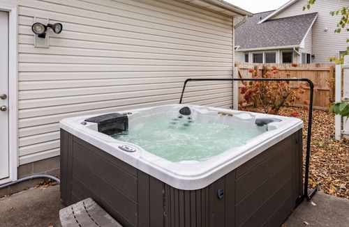 North Greece House | Spacious Suburb Home by Unity/DWTN/HotTub