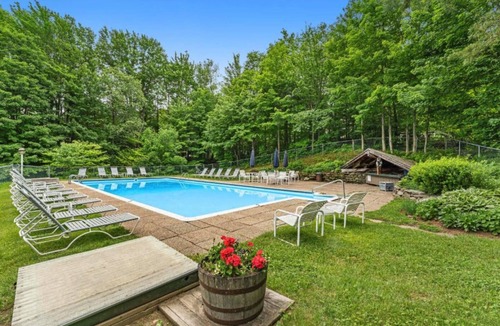 Warren Condo | Spacious Sugarbush Retreat - Wood Stove, Outdoor Pool, 5 Mins to Sugarbush