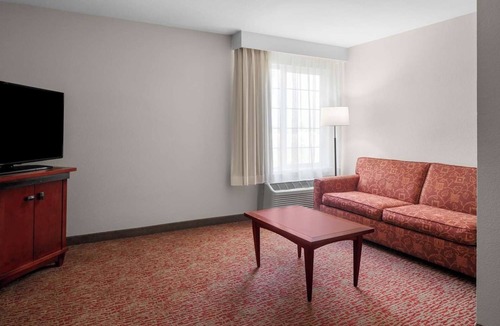 Snail Hotel | Spacious Suite w/ Kitchen, DVD Library, Outdoor BBQ, and Complimentary Breakfast