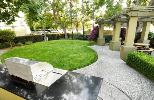 Snail Hotel | Spacious Suite w/ Kitchen, DVD Library, Outdoor BBQ, and Complimentary Breakfast