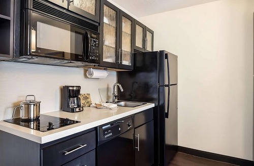 Morris Plains Hotel | Spacious Suite w/Kitchenette and Working Desk - Budget Friendly stay