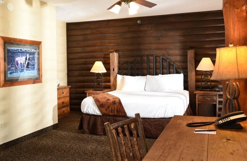 Onalaska Hotel | Spacious Suite | Whirlpool, Pool & Free Breakfast | 4mi to Lake Onalaska