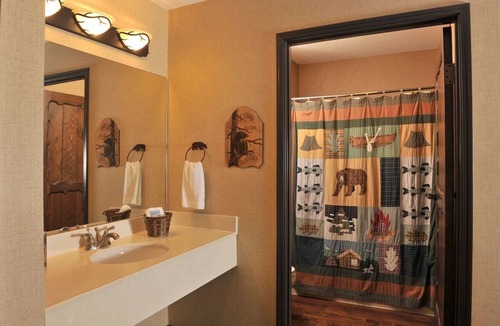 Onalaska Hotel | Spacious Suite | Whirlpool, Pool & Free Breakfast | 4mi to Lake Onalaska