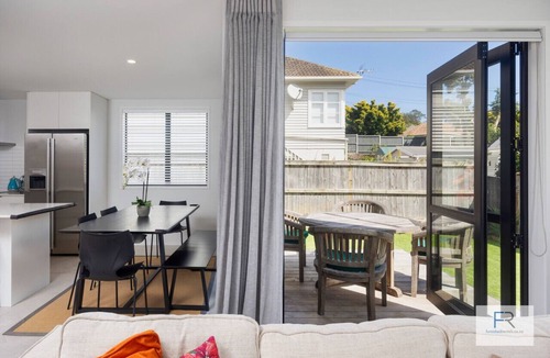 Mount Roskill House | Spacious Sunlit Residence